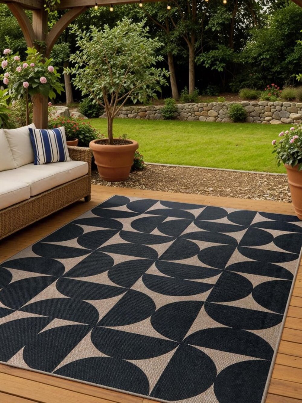 NWT: Outdoor Washable Rug 5'x7' - Black and Natural Semi-Circle Design - Picture 5 of 6